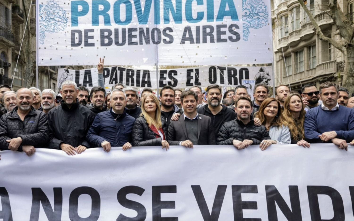 Axel Kicillof junto intendentes marcharon frente al Congreso