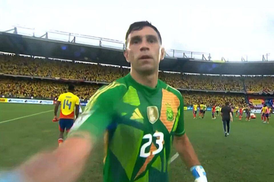 Pese al triunfo, en Colombia piden una sanción para el Dibu