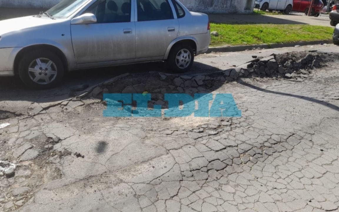 Tremendo "cráter" de 10 metros pone en jaque al tránsito en una calle de La Plata