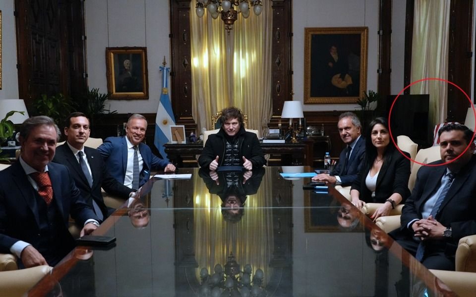Milei recibió a Andrés Fassi, el presidente de Talleres: la camiseta de Estudiantes, firme en el despacho