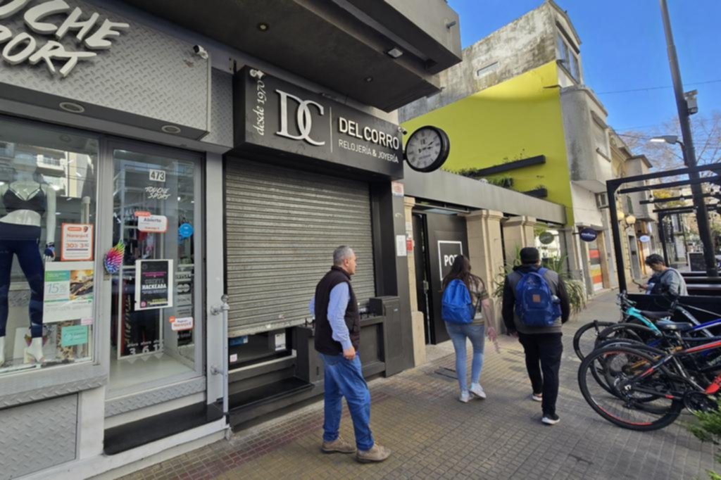 Casado con el delito: pidió anillos y vació una joyería en La Plata