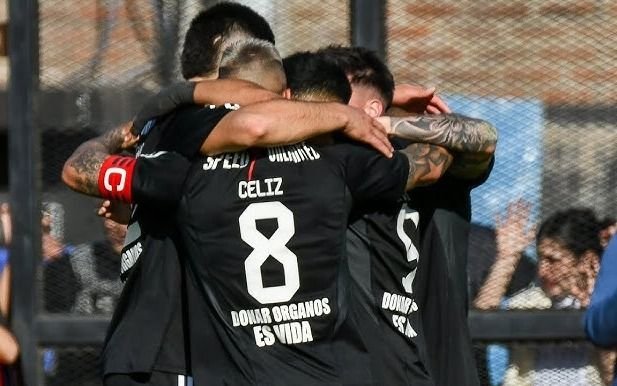 Riestra se hizo fuerte de local ante Huracán y le ganó de penal