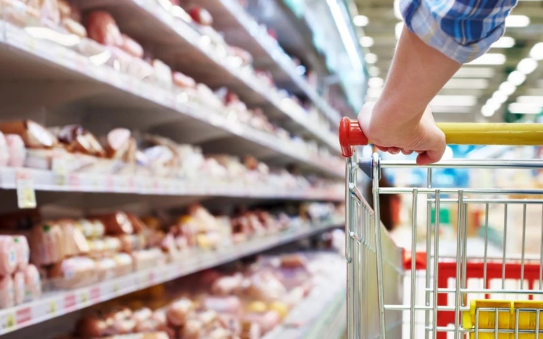 Aseguran que el dólar supermercado cayó 6,2%, a tono con la baja del blue