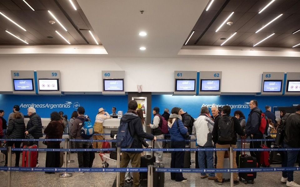 Amenazan con extender los paros en Aerolíneas y el Gobierno endurece la postura: "No hay plata"