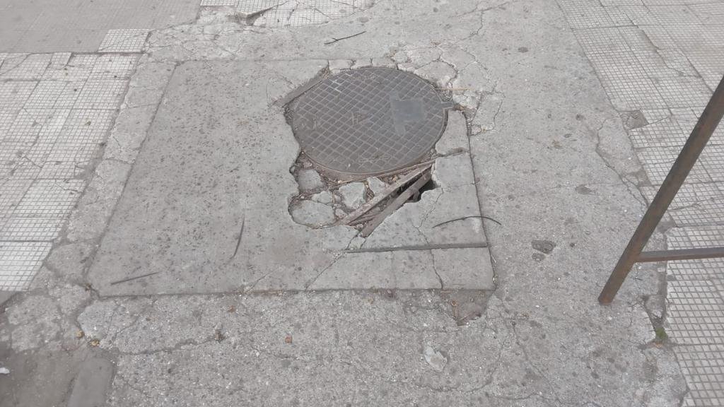 Piden solución por un pozo en 68 entre 12 y 13, en el Parque Saavedra