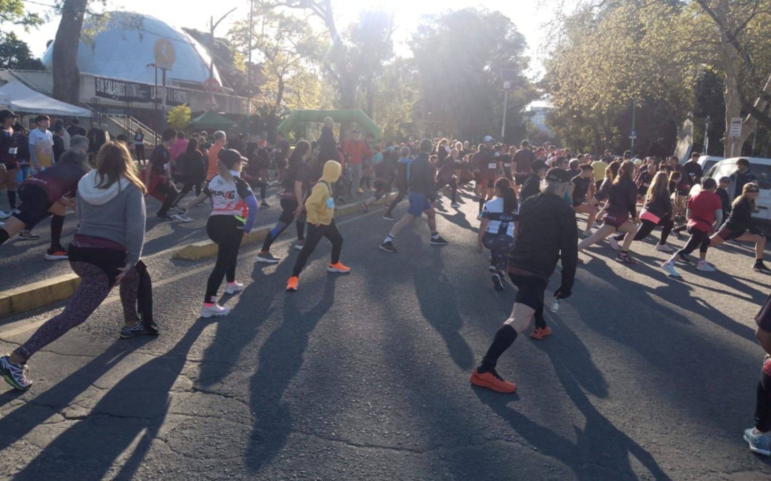 La maratón "Corré por tu Corazón" del Hospital Rossi convocó a cientos de vecinos en el Bosque