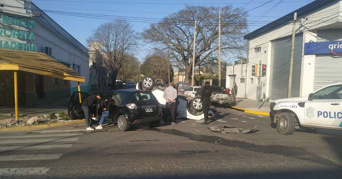 VIDEO. Así fue el impactante choque entre dos autos en La Plata: vuelco ...