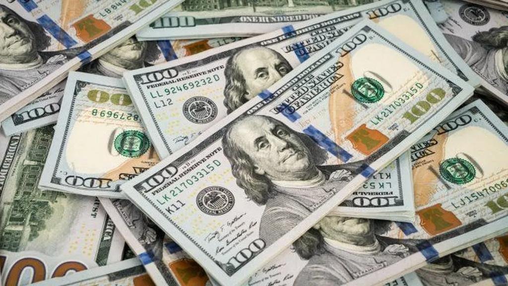 Una menor demanda de dólares financieros y la cotización, en retroceso