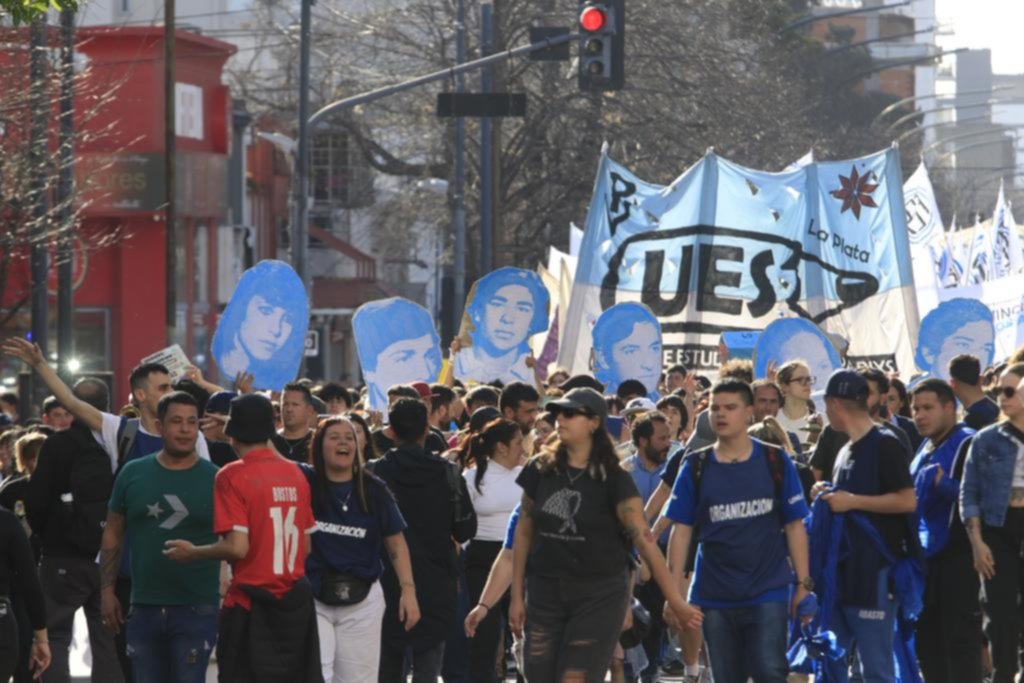 Fuerte movilización por la Noche de los Lápices, con caos vial en la Ciudad