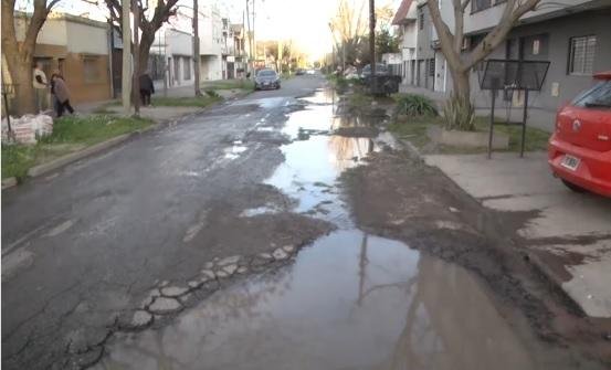Casi sin agua por un caño roto que destrozó gran parte del pavimento