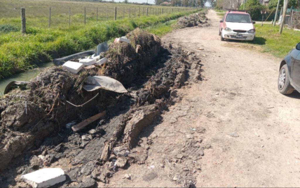 Un trabajo a medio hacer que interrumpe el paso en el Barrio Savoia