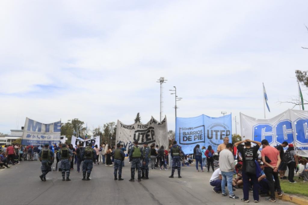 Un piquete en diagonal 74 y 120 impidió subir a la Autopista en la Ciudad
