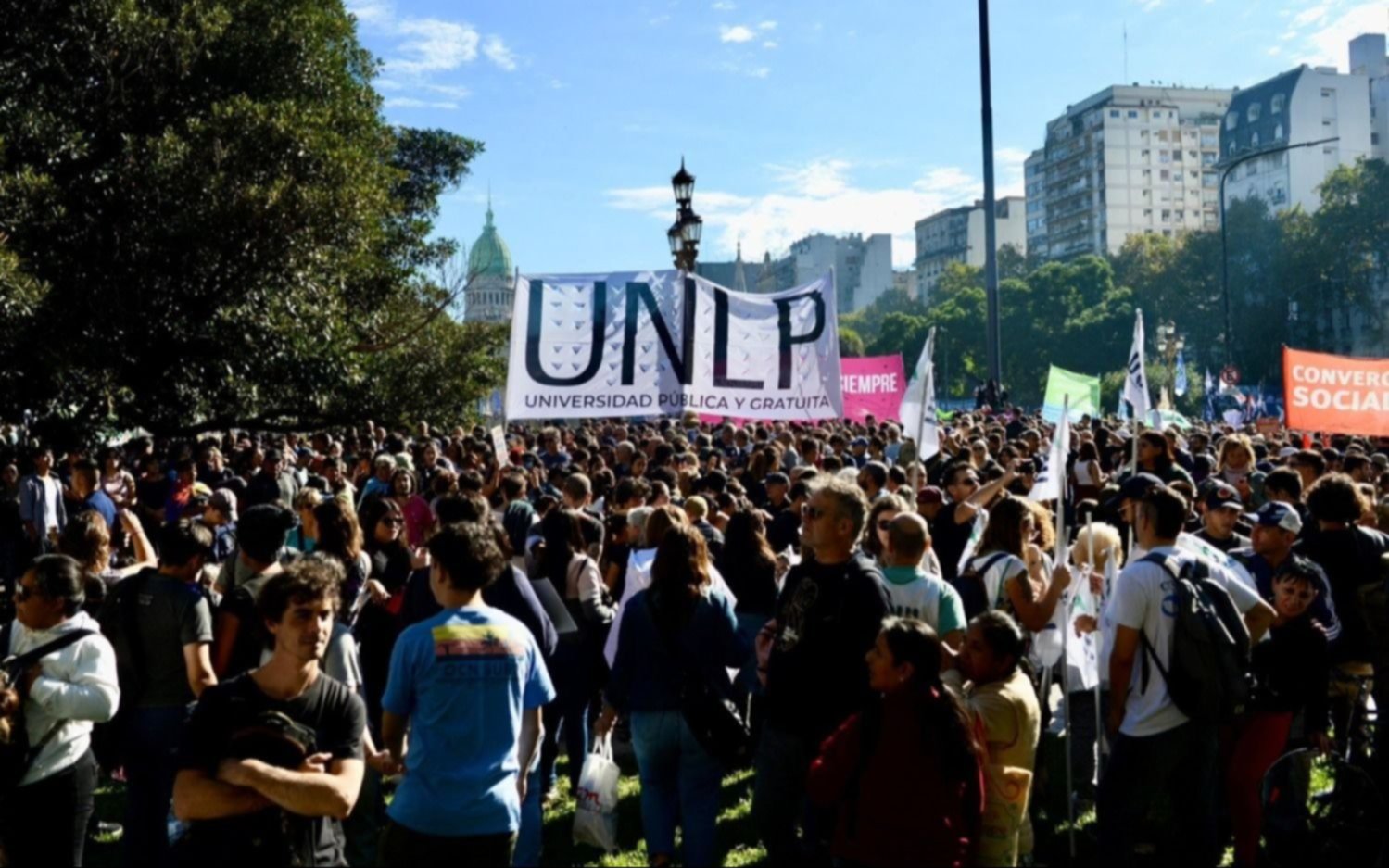 Clases complicadas en la UNLP, entre un paro de no docentes y una marcha contra el veto a la Ley de Financiamiento Universitario