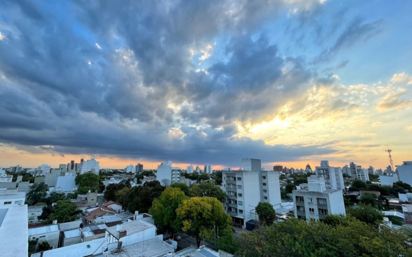 Renuevan el alerta amarillo por tormentas en La Plata: a qué hora se anuncian las lluvias