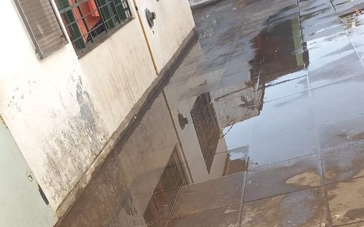 Seis días sin clases en una escuela de La Plata por un desborde cloacal