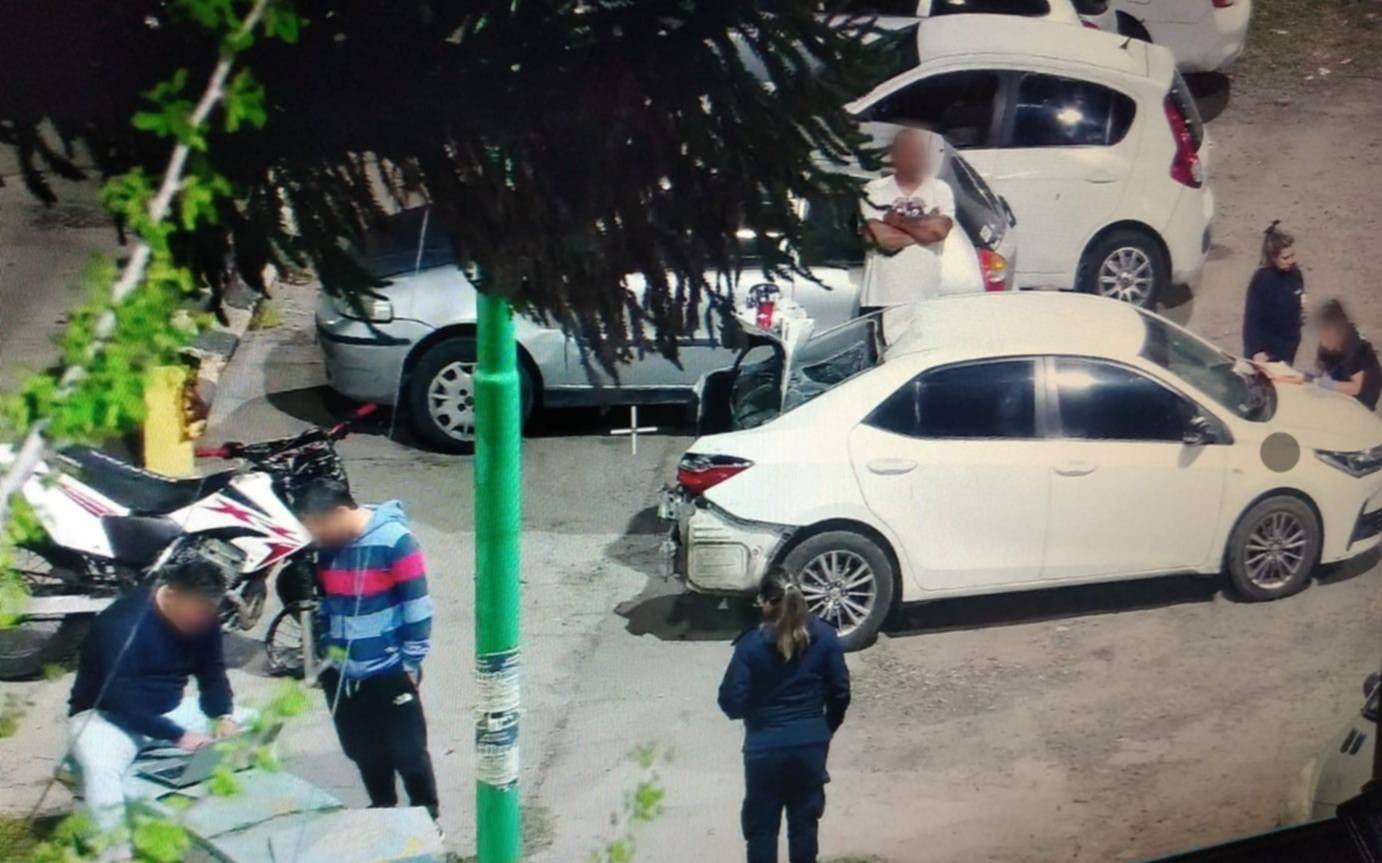 Choque, muerte y fuga: hallaron el Corolla blanco del accidente en el Cno. a Punta Lara