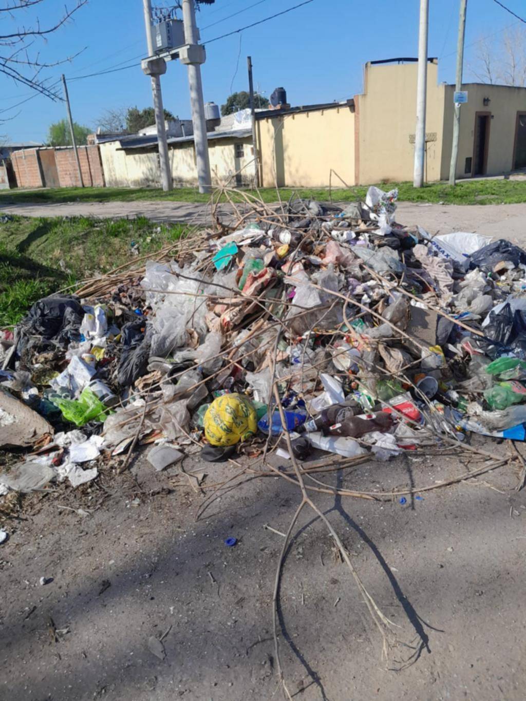 Denuncia que desde hace un mes tienen un basural en 80 bis y 140