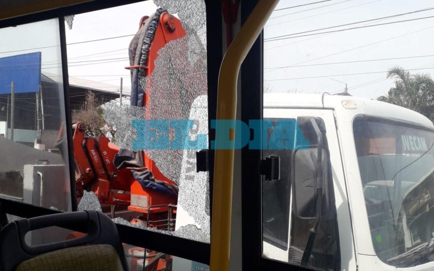 Destrozaron a piedrazos los vidrios de un micro de la 307 y una mujer resultó herida: "Pueden matar a una persona"