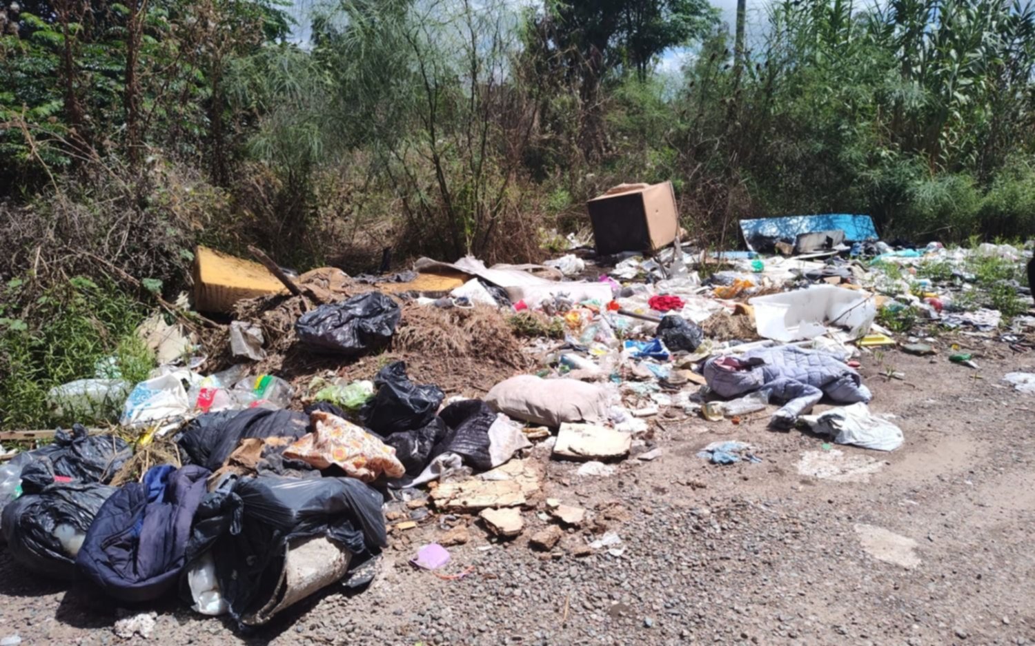 Basural a cielo abierto en Melchor Romero