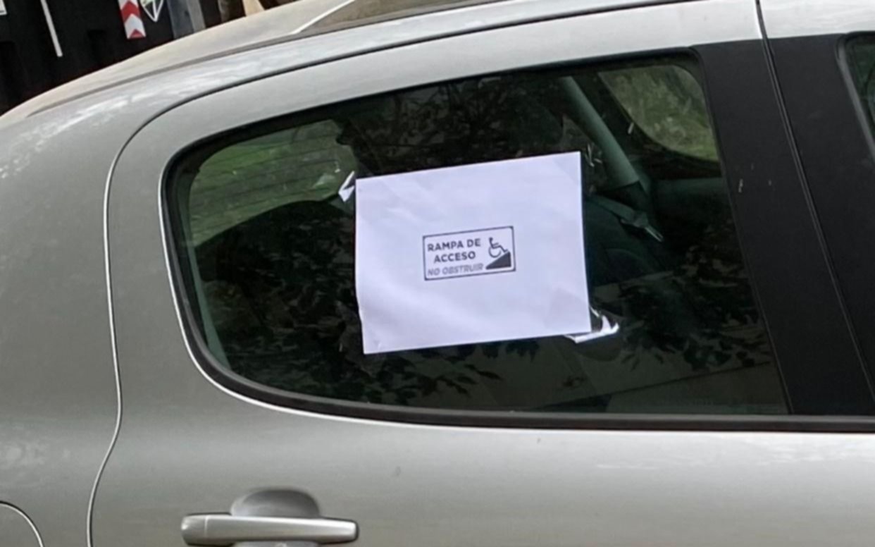 Estacioná donde quieras: un auto tapó una rampa y los vecinos tomaron cartas en el asunto