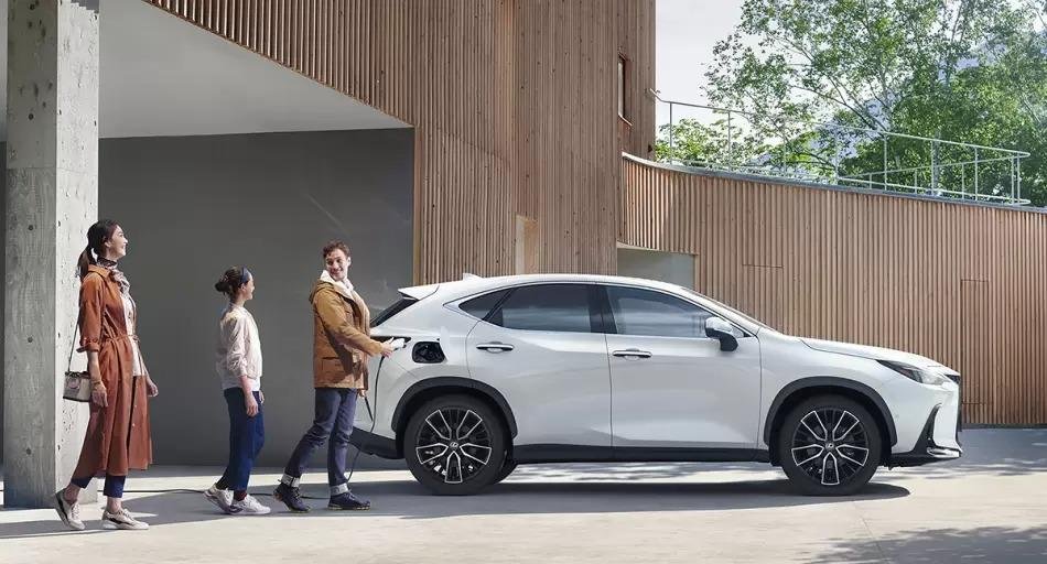 Lexus lanza en Argentina dos híbridos enchufables