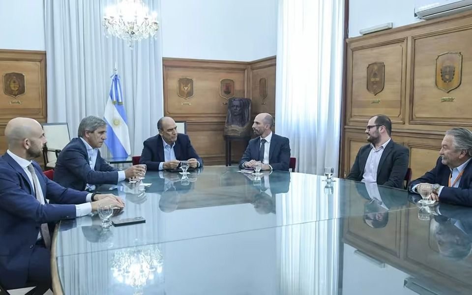 En medio del conflicto aeronáutico, Caputo y Francos recibieron a representantes de la aerolínea Gol en la Casa Rosada