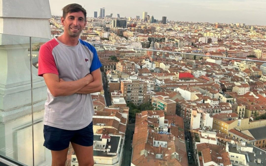 Un guardavidas de Ensenada lucha por su vida tras caer de un tercer piso en España