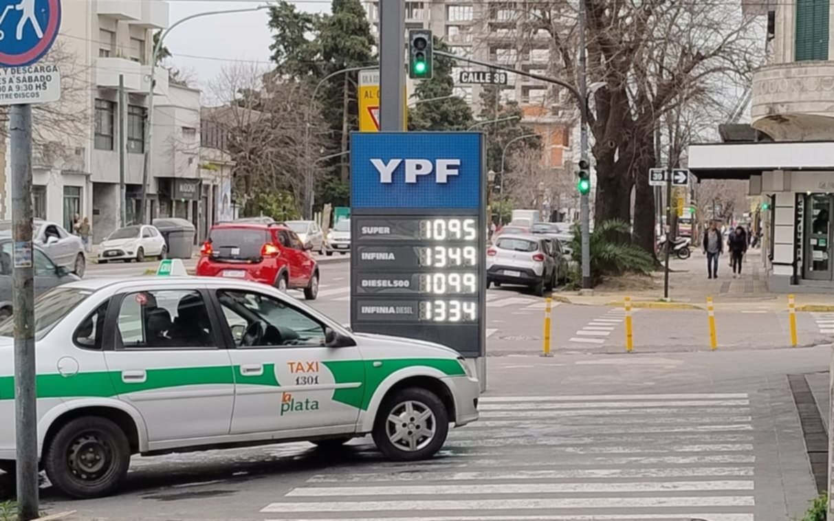 ¿Baja el precio de los combustibles? YPF confirmó que lo define la semana próxima