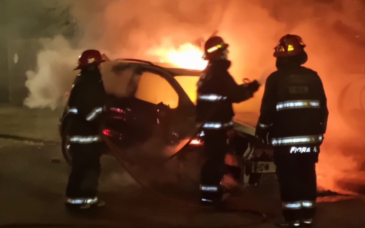 Susto y tensión en un barrio de La Plata por un auto "consumido por las llamas"