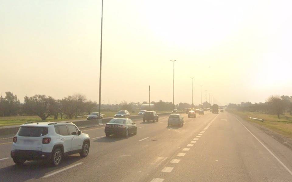 Dos autos protagonizaron un choque en la Autopista Buenos Aires - La Plata sentido a Capital