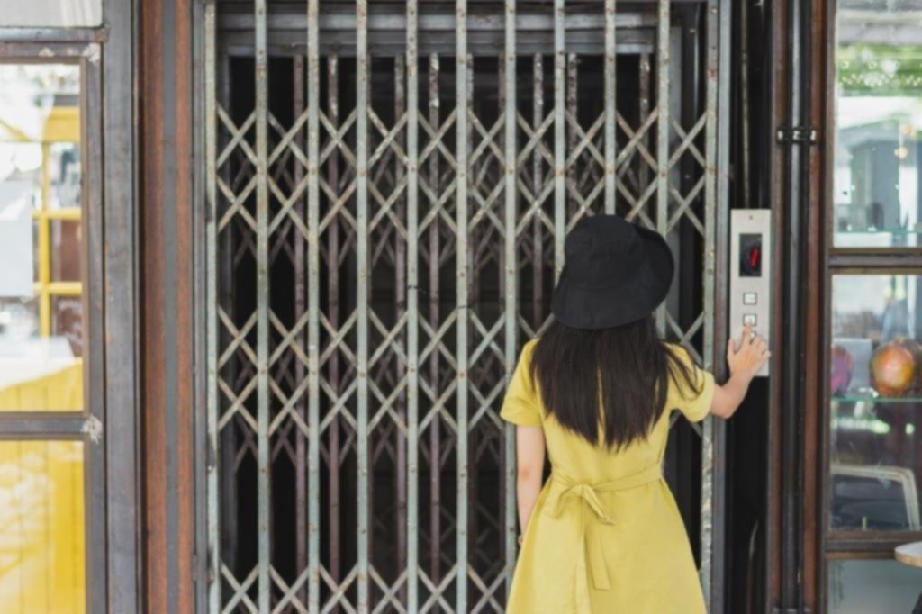 Cambiar las puertas tijeras: un desafío millonario para los consorcios