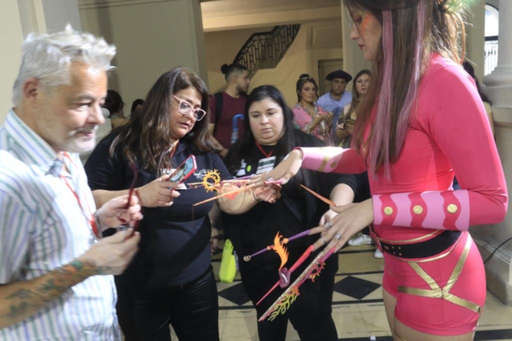 Color y solidaridad con barberos en el Pasaje Dardo Rocha: desfiles, maquilladores, bailes y más