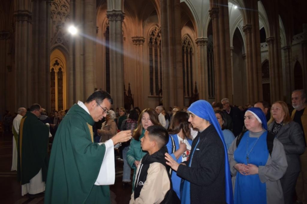 Monseñor Mestre se despidió de los fieles con una misa en la Catedral