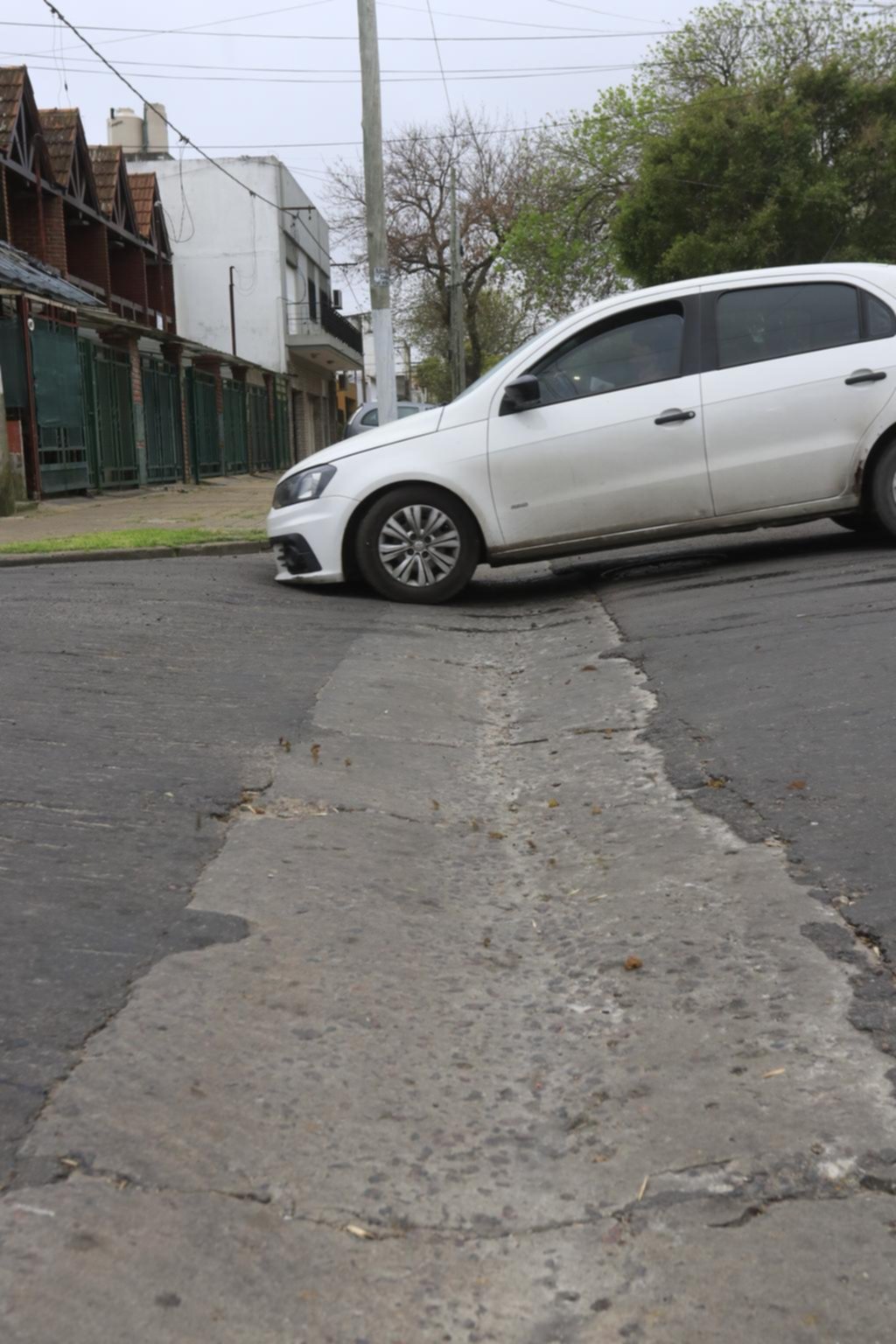 Un barrio de La Plata cercado por profundas cunetas que destruyen vehículos