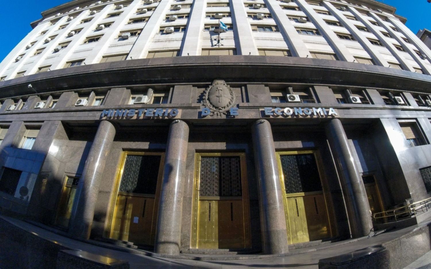 Un decreto autoriza hacer canje de deuda extranjera sin reunir los requisitos que fija la ley