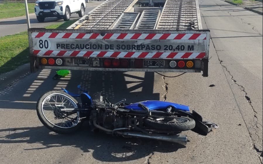 Un motociclista perdió la vida  y una mujer está grave tras el choque con un camión en La Plata
