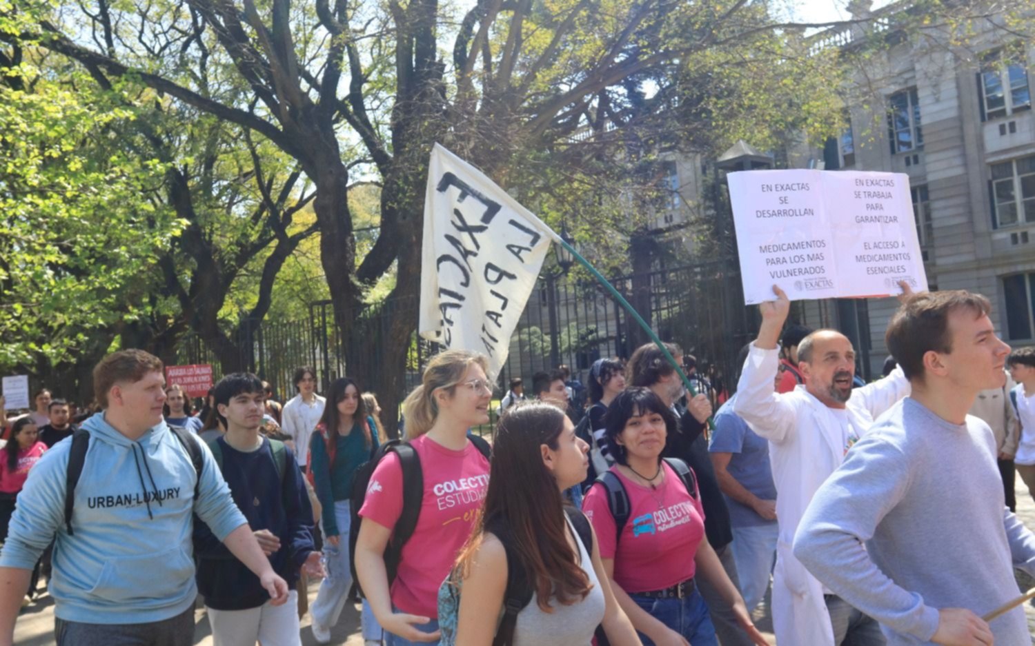 Abrazos simbólicos en secundarias de la UNLP: apoyo a docentes y nodocentes en la previa del paro