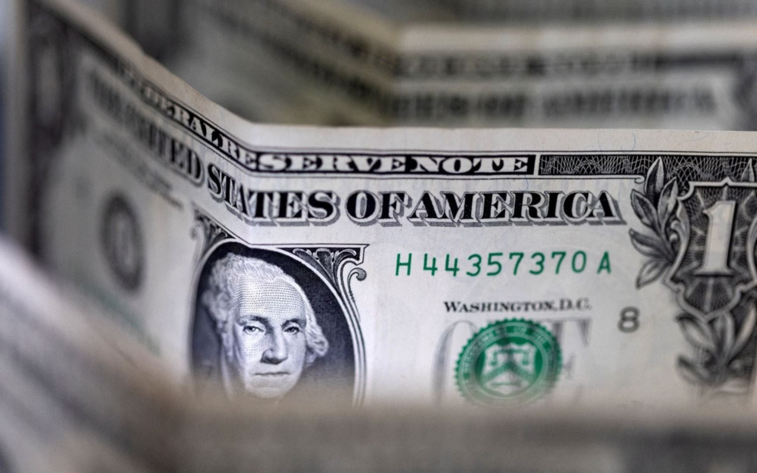 Suben los bonos, el riesgo país cae debajo de los 1.300 puntos y el dólar blue se mantiene estable