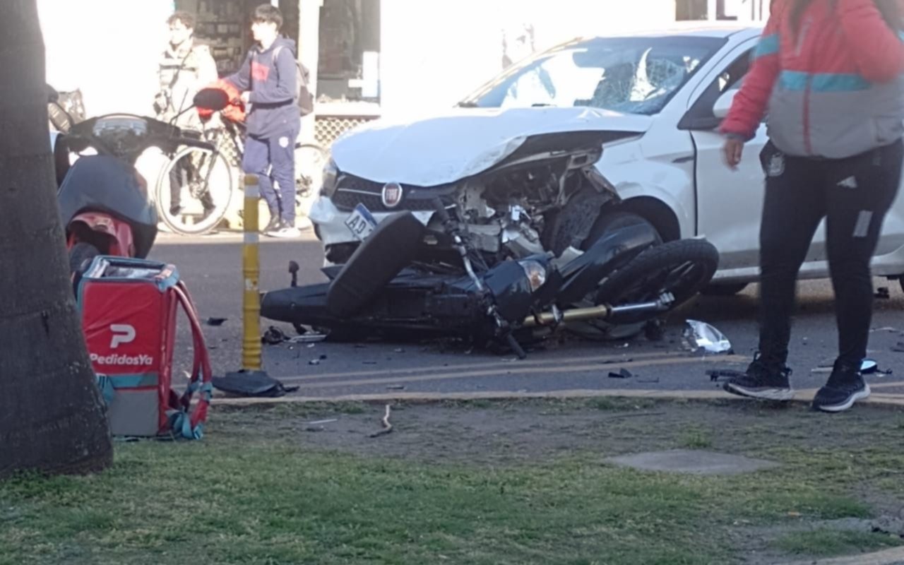 Tarde accidentada en La Plata: dos choques de autos y una moto dejaron un herido