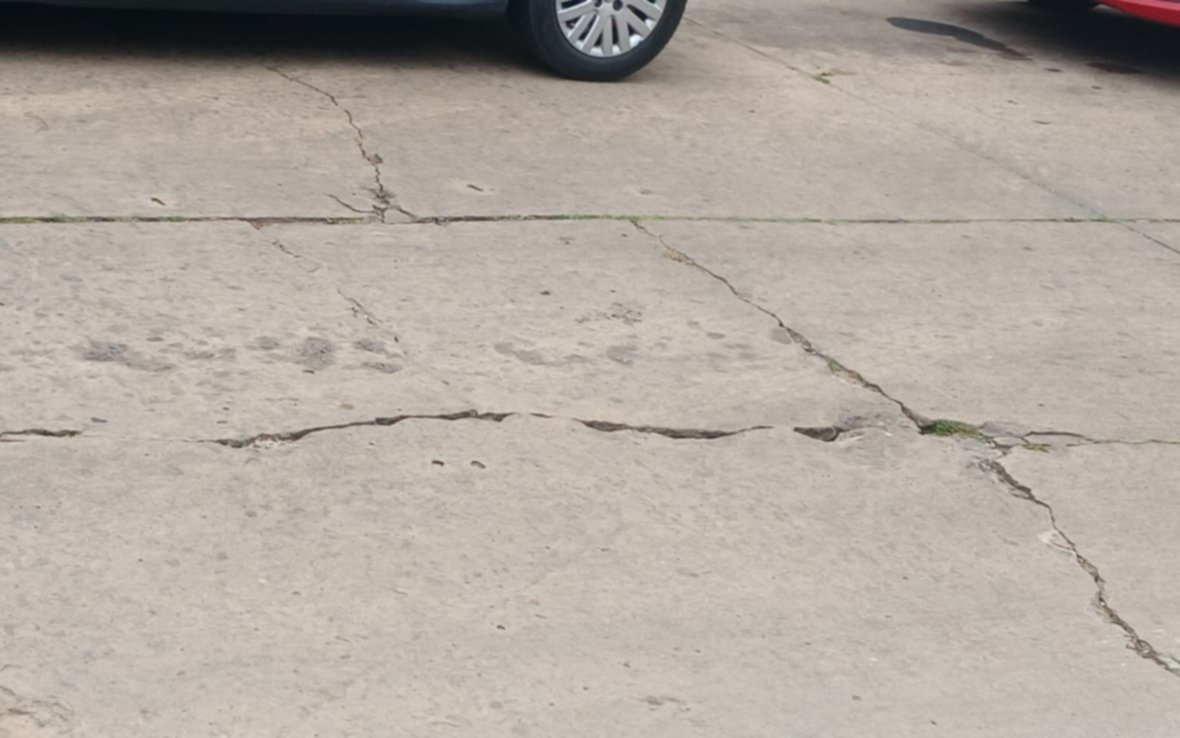 Reclamo vecinal por una "enorme" grieta en plena calle