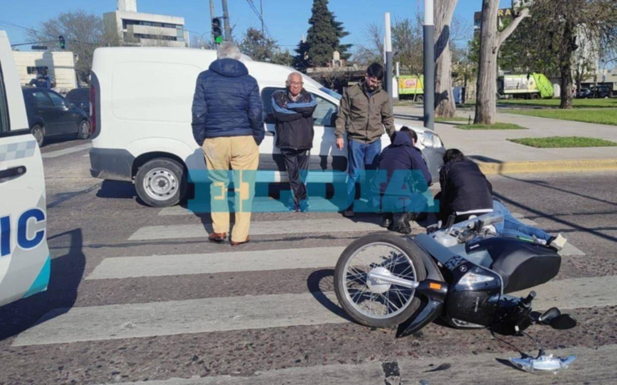 Susto y revuelo en La Plata por fuerte choque entre un auto y una moto 