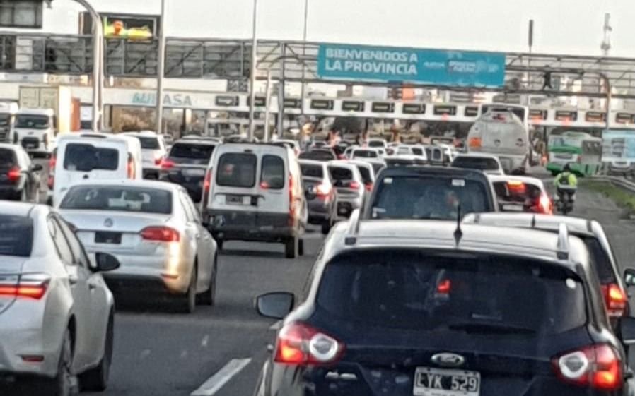 La Autopista La Plata con fuertes demoras tras el vuelco de la carga de un camión