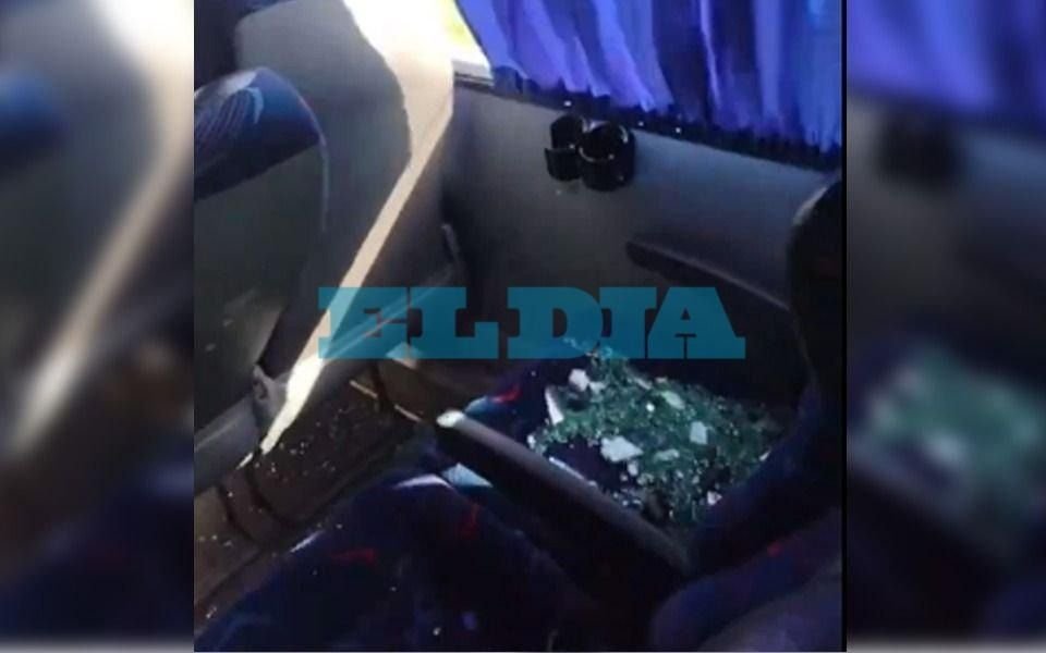 "Explotó la ventanilla": atacaron a piedrazos el micro de San Luis camino a San Fernando