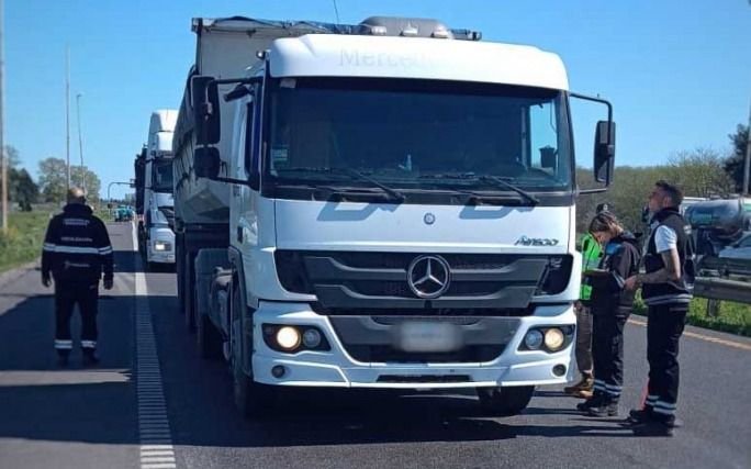 Camiones con "sobrepeso" en la bajada de la Autopista y en Ruta 6