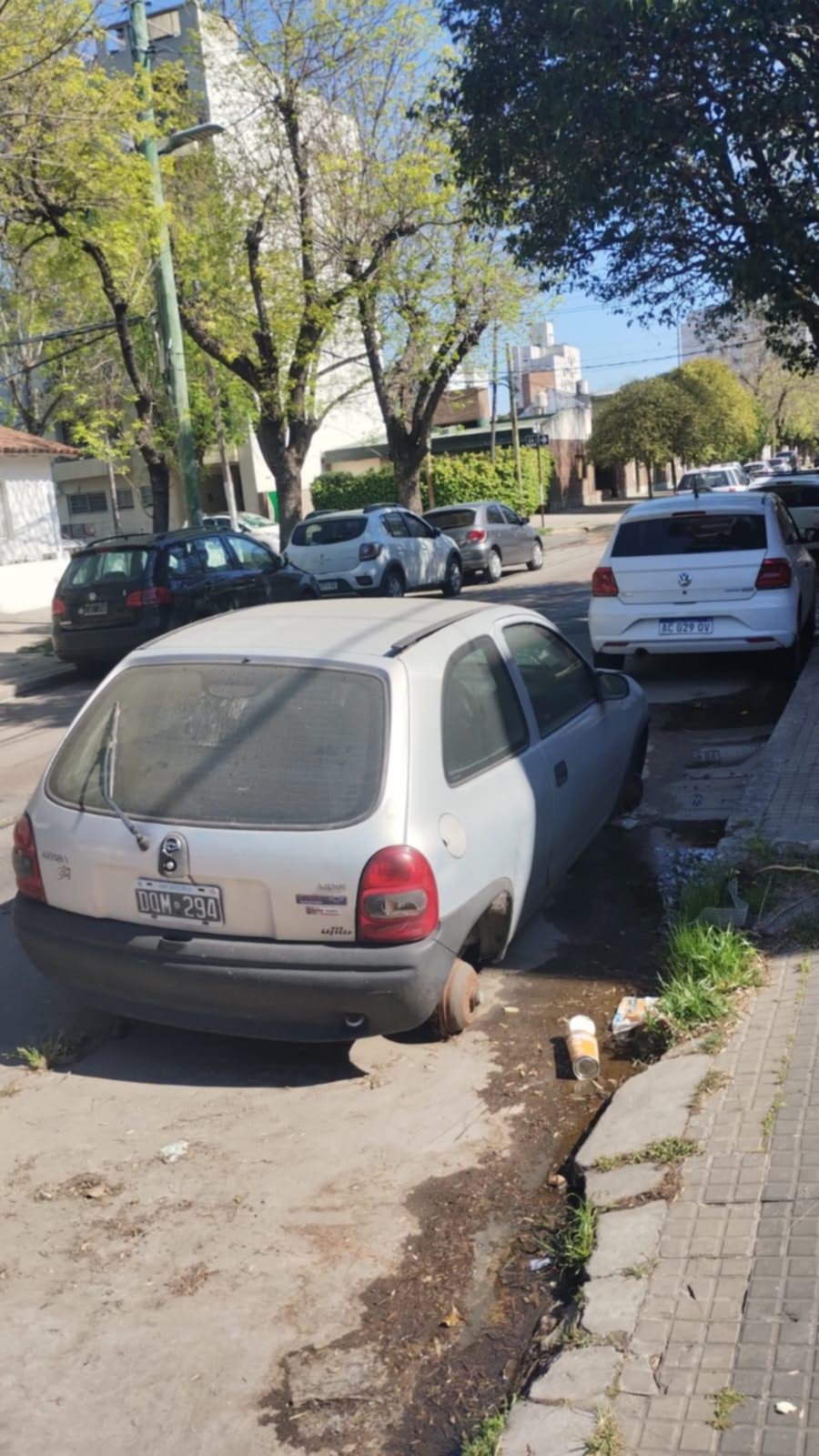 Queja por auto abandonado que entorpece aún más el estacionamiento en la zona