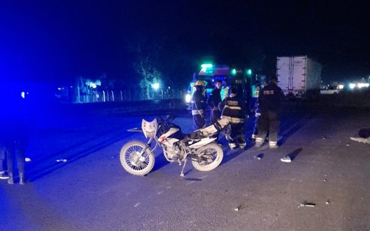 Un choque en Ruta 2 entre una moto y un camión, dejó a una persona con varios politraumatismos