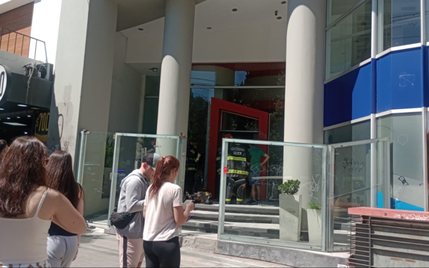 Tensión en el centro de La Plata: los vecinos de un edificio fueron evacuados tras un principio de incendio
