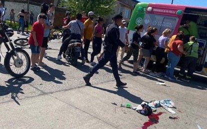 Dos jóvenes con graves heridas tras un fuerte choque entre una moto y un auto en La Plata