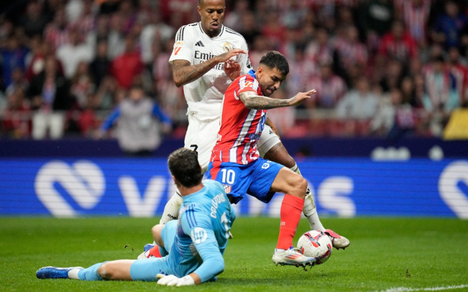 El Real Madrid y el Atlético de Madrid empataron 1a 1 en un clásico con incidentes y polémica