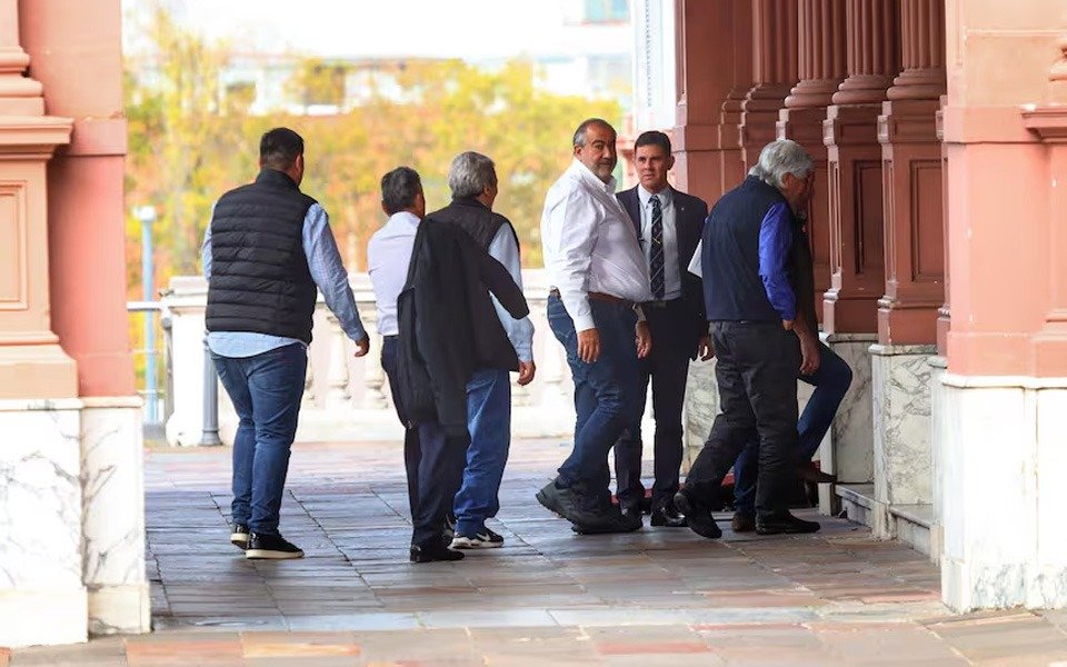 El Gobierno recibirá este lunes por la tarde en la Casa Rosada a la cúpula de la CGT: los ejes del encuentro
